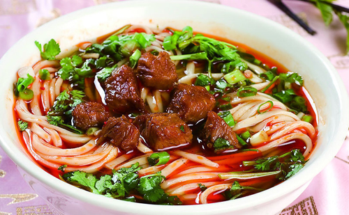 成都美食小吃擔擔麵，鹵汁酥香，鹹鮮微辣