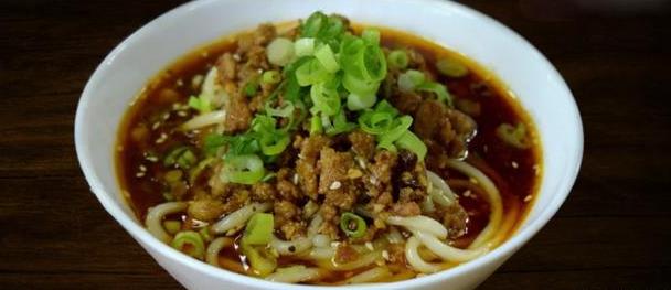 成都美食小吃擔擔麵，鹵汁酥香，鹹鮮微辣