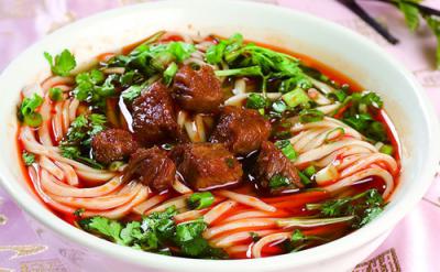成都美食小吃擔擔麵，鹵汁酥香，鹹鮮微辣