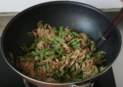 掛麵不要水煮，這種做法，5分鍾出鍋，老人和小孩都喜歡吃！