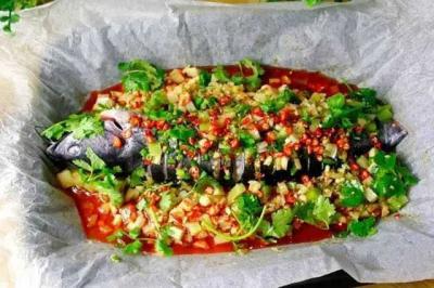 蒜香紙包魚草莓视频污黄下载哪裏好？蒜香紙包魚的做法