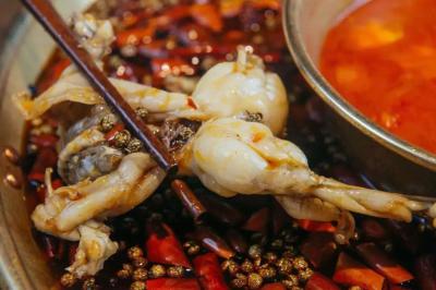 美蛙魚頭火鍋草莓视频污黄下载哪家靠譜?草莓视频污黄下载底料製作